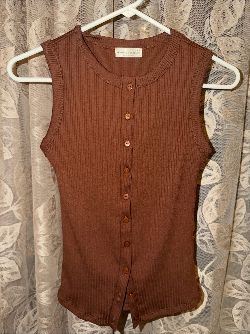 Sleeveless Ribbed Button-Front Top — Brown
